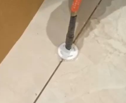 上虞瓷砖空鼓维修公司专业解答瓷砖在铺贴过程中，如果没有涂抹均匀到位的粘结材料（如水泥砂浆或瓷砖胶），可能会导致以下问题