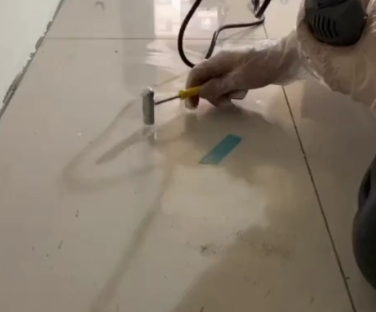 上虞瓷砖开裂维修公司专业分享瓷砖在铺贴前如果没有沥干水分，将会导致以下问题